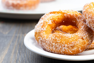 Ciambelle soffici e zuccherate fatte in casa