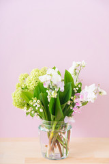 すずらんとビバーナムスノーボールのブーケ