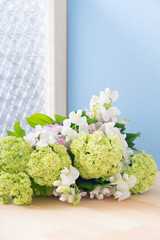 すずらんとビバーナムスノーボールのブーケ