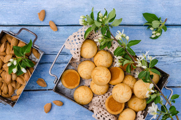 Round cookies with almonds