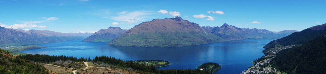 Fototapeta na wymiar Panoramic view of a mountain lake