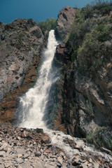 Красивый горный водопад