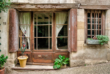Porte-fenêtre à Fanjeaux, France
