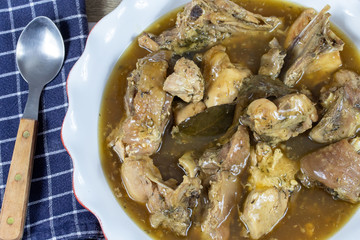plat de morceaux de coq cuisiné à la bière 
