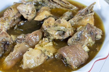 plat de morceaux de coq cuisiné à la bière 