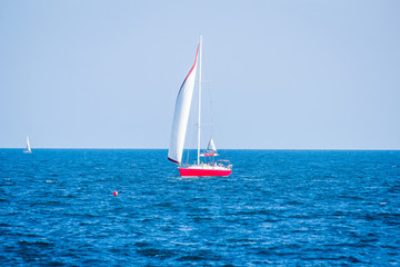 Naklejka premium красивая яхта в Черном море возле берега Одессы большое судно