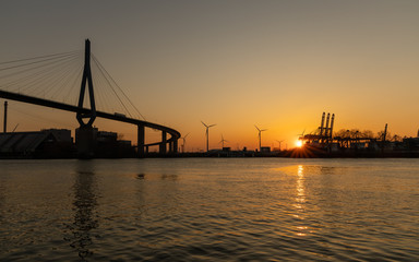 Köhlbrandbrücke bei Sonnenuntergang 