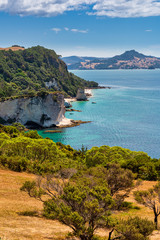 Fototapeta premium View of Gemstone Bay while walking to Cathedral Cove (can be seen in the distance) in New Zealand