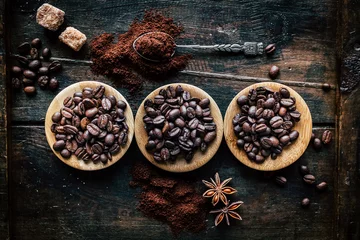 Fotobehang Grains de café dans des bols en bois et arrière plan café moulu et épices © PicsArt