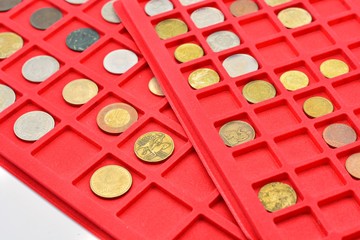 colección de diferentes monedas de todo el mundo