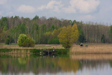 Wędkarz na pomoście łowi ryby  © Mariusz Stoszewski