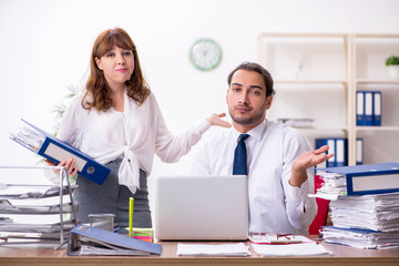 Obraz premium Two employees working in the office