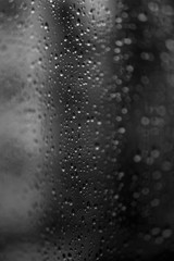 gotas de lluvia en ventana blanco y negro