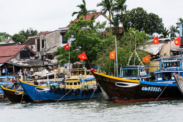 Fischerboote am Fluss Thu Bon in Vietnam.