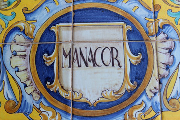 Azulejo sobre Manacor en la plaza de España de Sevilla