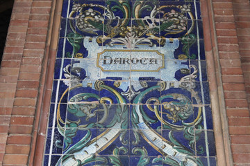 Azulejo sobre Daroca en la plaza de España de Sevilla 
