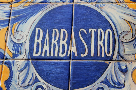 Azulejo sobre Barbastro en la plaza de Espa&ntilde;a de Sevilla 