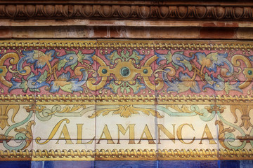 Azulejos sobre Salamanca en la plaza de España de Sevilla