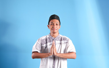 Fototapeta premium A man shake hand and apologize in ramadan
