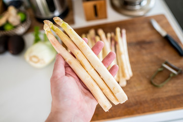 Spargelsaison. Zubereitung zuhause.