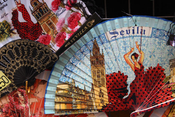 Abanicos de Sevilla, souvenir con imágenes de flamenco - obrazy, fototapety, plakaty
