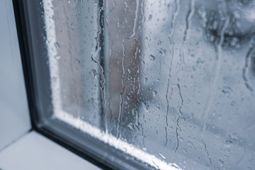 Nasses Fenster bei Regen
