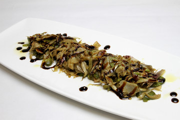 Salad with artichokes and broad beans with balsamic vinegar