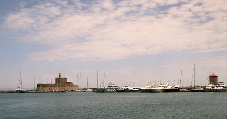 Obraz premium Fort of Saint Nicholas, Mandraki Harbour, Rhodes, Greece