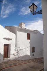 casas típicas de los pueblos blancos del sur de de Andalucía , con ventanas y puertas con cortinas y paredes encaladas de blanco