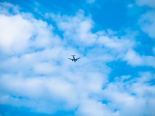 都会を低く飛ぶ旅客機