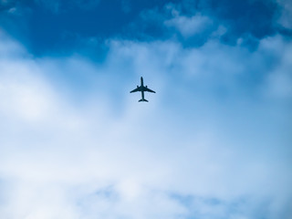都会を低く飛ぶ旅客機