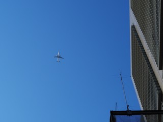 都会を低く飛ぶ旅客機