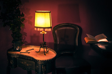 Mesita y lámpara en habitación antigua vintage