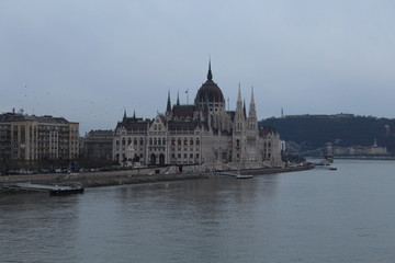 Obraz premium View of Parliament in Budapest in the evening