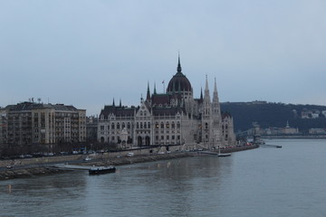 Fototapeta na wymiar View of Parliament in Budapest in the evening