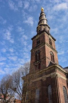 コペンハーゲンの古い街並み。青空に伸びる尖塔。Copenhagen Our Saviour's (Vor Frelsers Kirke) - one of Denmark's most famous churches, Denmark