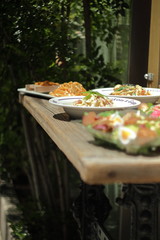 休日の昼時にレストランの前におかれたランチメニュー
