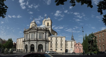Obraz premium summer day in capital of spain madrid view at old building in the city