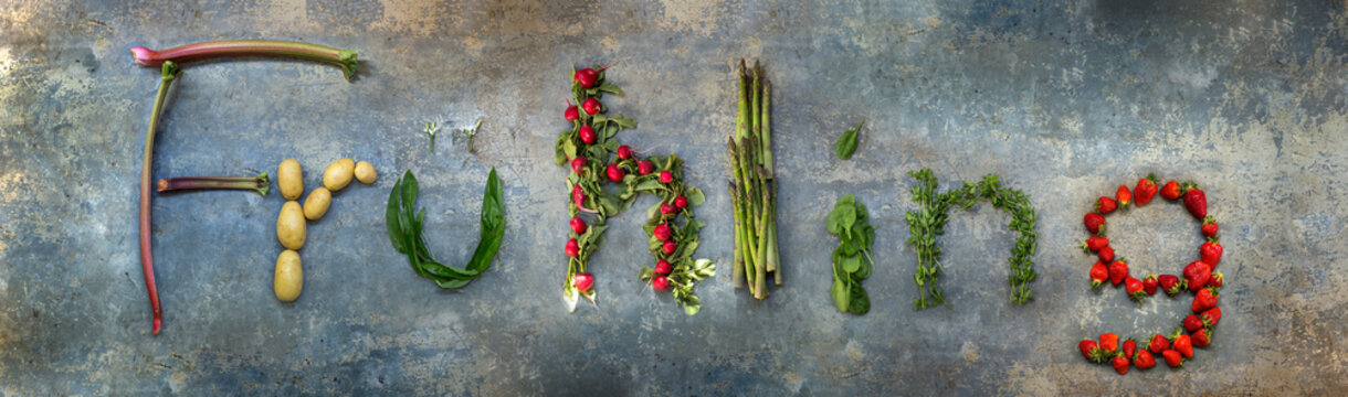 Fr&uuml;hling, Wort geschrieben aus Gem&uuml;se und Obst, Erdbeeren, Radieschen, B&auml;rlauch, Waldmeister, gr&uuml;ner Spargel, Babyspinat, Rhabarber, neue Kartoffeln