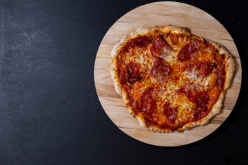 selbstgemachte Pizza mit Tomatensauce, spanischer Salami und Mozzarella, Studio