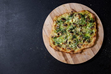 selbstgemachte vegetarische Pizza, Mascarpone, Mozzarella, Champignons, Bärlauchpaste, Studio