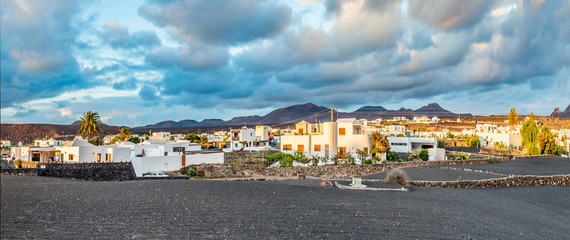 Fototapeta premium wioska UGA w wieczornym świetle