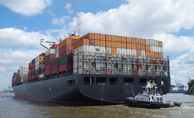 Hamburger Hafen, Containerschiff auf der Elbe
