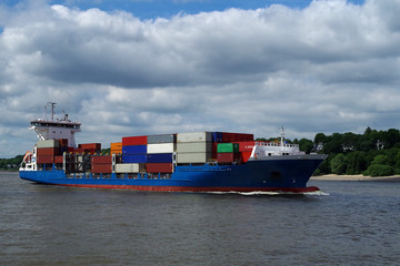 Hamburger Hafen, Containerschiff auf der Elbe