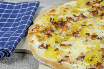 pizza au fromage à raclette, pommes de terre et bacon