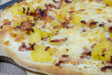 pizza au fromage à raclette, pommes de terre et bacon