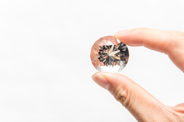 ダイヤモンドの輝き。ダイヤモンドを持つ手。 © lastpresent