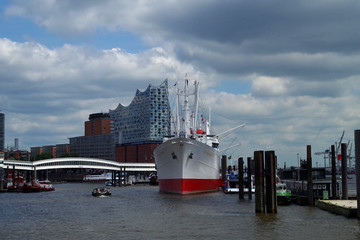 Hamburger Hafen,  Frachtschiff an den Landungsbrücken