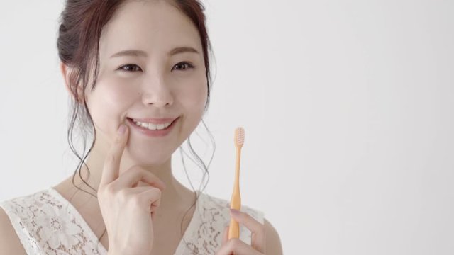 女性　歯磨き