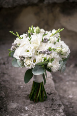 Obraz na płótnie Canvas White wedding bouquet on dark background